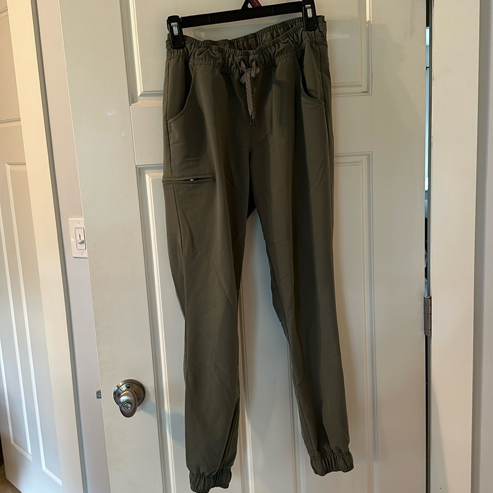 Januu scrubs size small - green